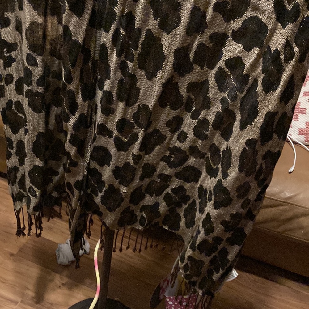 Beautiful leopard scarf ❄️🧣 - Picture 2 of 3